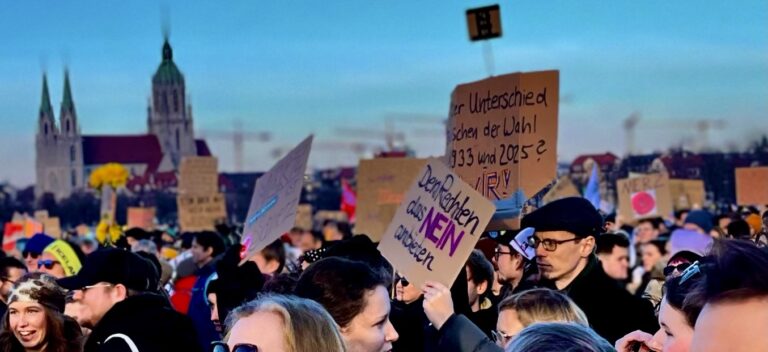 Wer steckt hinter den Massen-Demos in Deutschland?