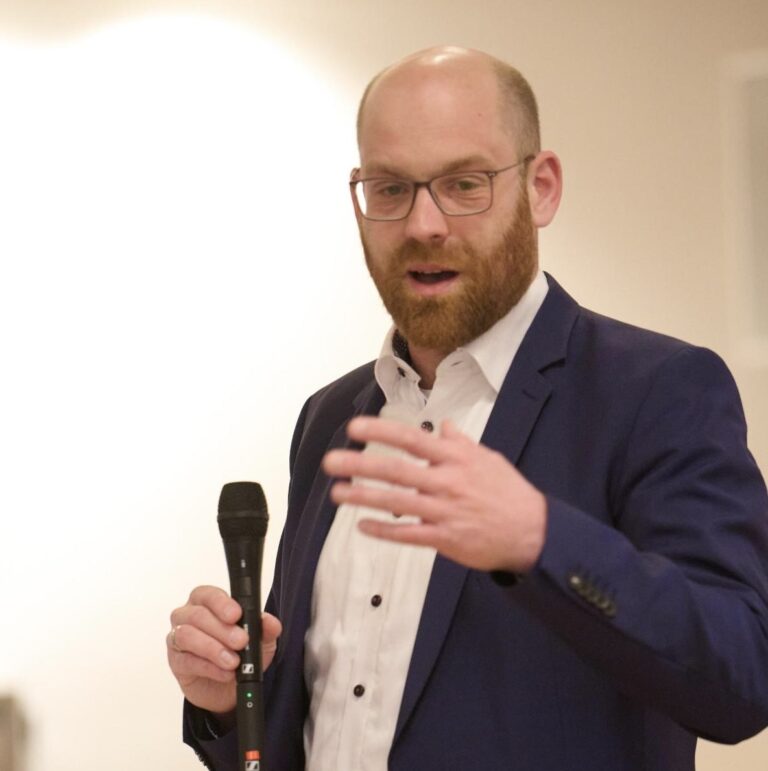 Dr. Daniel Holmer einstimmig zum Bürgermeisterkandidaten gewählt